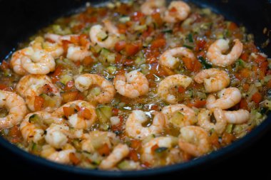 Bitki ve baharatlı kızarmış karides.