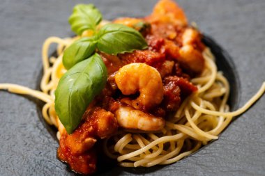 Bitki ve baharatlı kızarmış karides.