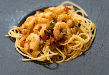 Bitki ve baharatlı kızarmış karides.