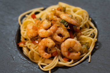 Bitki ve baharatlı kızarmış karides.