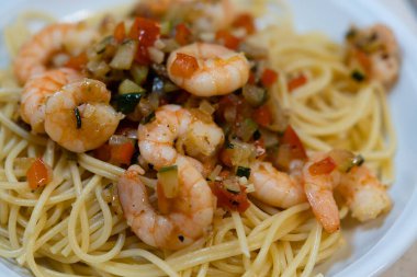 Bitki ve baharatlı kızarmış karides.