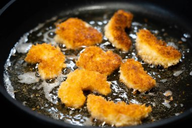 Bitki ve baharatlı kızarmış karides.