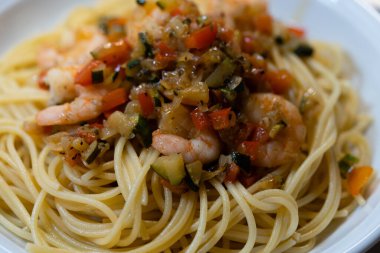 Bitki ve baharatlı kızarmış karides.