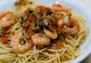 Bitki ve baharatlı kızarmış karides.