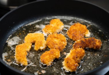 Bitki ve baharatlı kızarmış karides.