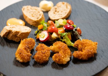 Bitki ve baharatlı kızarmış karides.