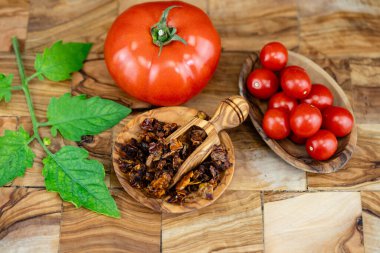 Salata ya da çorba için taze ya da kurutulmuş domates Solanum Lycopersicum.