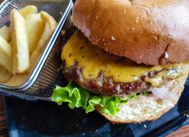 Kömür ızgarasından ızgara burger.