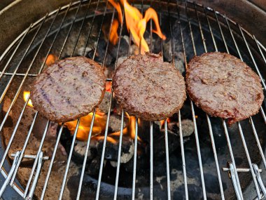 Kömür ızgarasından ızgara burger.