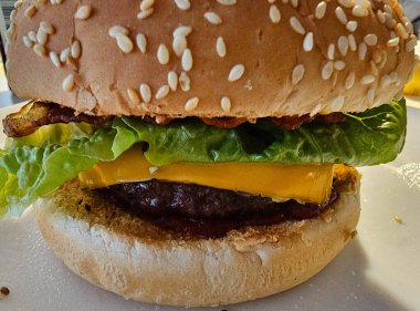 Kömür ızgarasından ızgara burger.