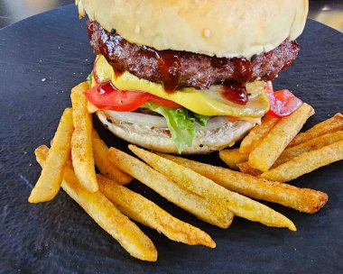 Kömür ızgarasından ızgara burger.