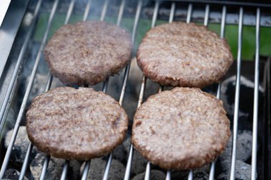 Kömür ızgarasından ızgara burger.