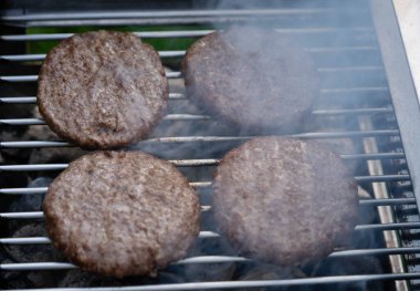 Kömür ızgarasından ızgara burger.