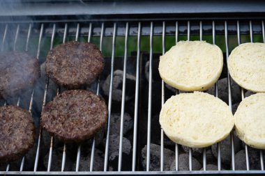 Kömür ızgarasından ızgara burger.