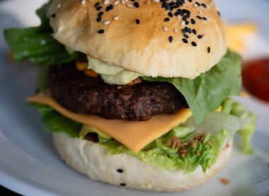 Kömür ızgarasından ızgara burger.