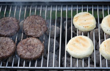 Kömür ızgarasından ızgara burger.