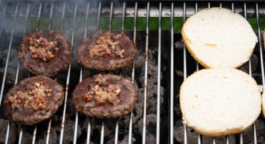 Kömür ızgarasından ızgara burger.