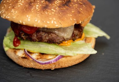 Kömür ızgarasından ızgara burger.