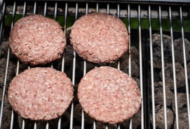 Kömür ızgarasından ızgara burger.
