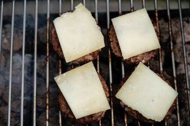 Kömür ızgarasından ızgara burger.