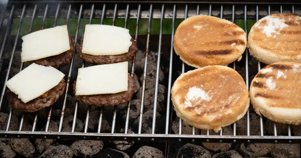 Kömür ızgarasından ızgara burger.