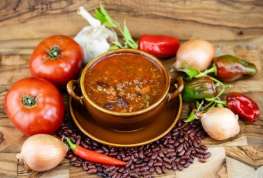 Baharatlı acılı chilli con carne için malzemeler.