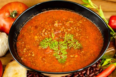 Baharatlı acılı chilli con carne için malzemeler.