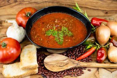 Baharatlı acılı chilli con carne için malzemeler.