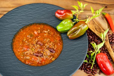 Baharatlı acılı chilli con carne için malzemeler.