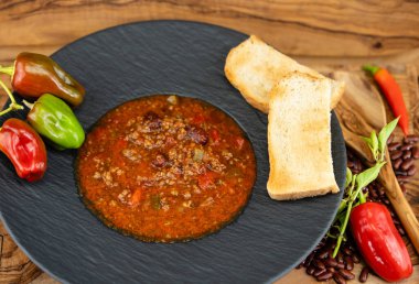 Baharatlı acılı chilli con carne için malzemeler.