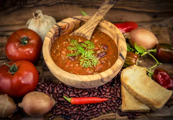 Baharatlı acılı chilli con carne için malzemeler.