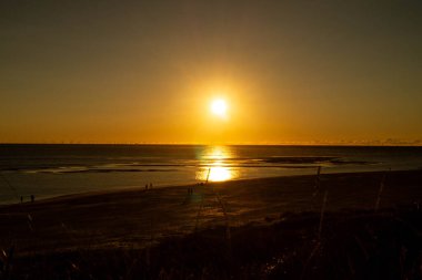 Blavand Danimarka 'nın kuzey denizindeki uçsuz bucaksız plajın izleri.