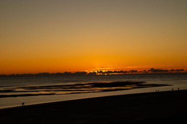 Blavand Danimarka 'nın kuzey denizindeki uçsuz bucaksız plajın izleri.
