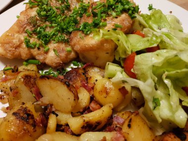 Balık ve patates kızartması ünlü İngiliz yemekleri.