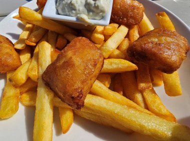 Balık ve patates kızartması ünlü İngiliz yemekleri.