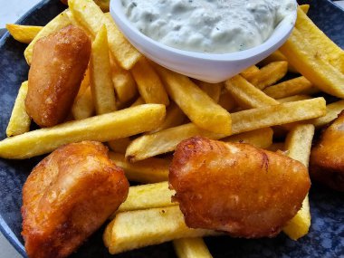 Balık ve patates kızartması ünlü İngiliz yemekleri.