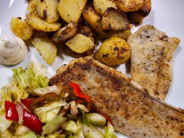 Balık ve patates kızartması ünlü İngiliz yemekleri.