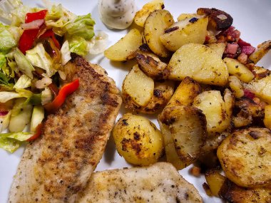 Balık ve patates kızartması ünlü İngiliz yemekleri.