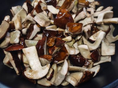 Ormandan yeni çıkmış mantarlar.