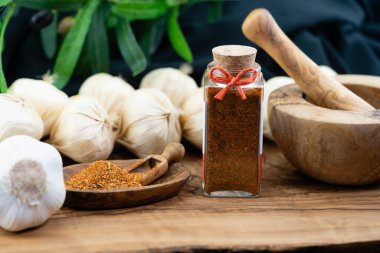 Ev yapımı tzatziki ve Yunan baharatlı jiroskoplar.