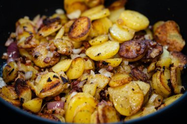 Çiftçiler jambonlu kahvaltı ve kızarmış patates.