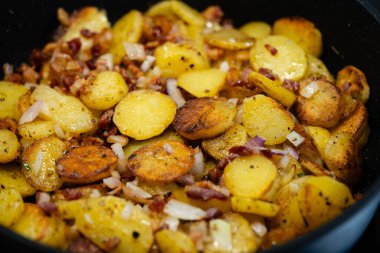 Çiftçiler jambonlu kahvaltı ve kızarmış patates.