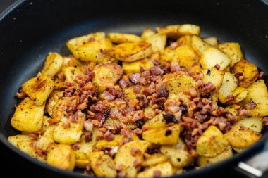 Çiftçiler jambonlu kahvaltı ve kızarmış patates.