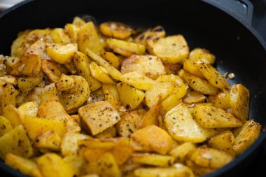 Çiftçiler jambonlu kahvaltı ve kızarmış patates.
