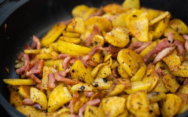 Çiftçiler jambonlu kahvaltı ve kızarmış patates.