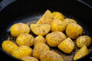 Çiftçiler jambonlu kahvaltı ve kızarmış patates.