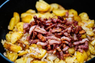 Çiftçiler jambonlu kahvaltı ve kızarmış patates.