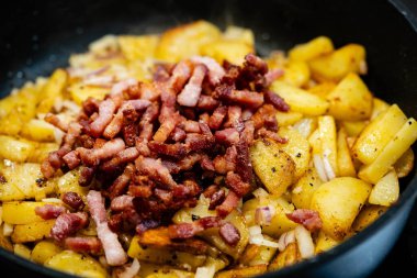 Çiftçiler jambonlu kahvaltı ve kızarmış patates.