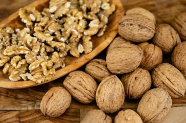 Zeytin ağacında taze ve kırılmış ceviz.