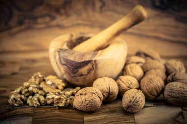 Zeytin ağacında taze ve kırılmış ceviz.